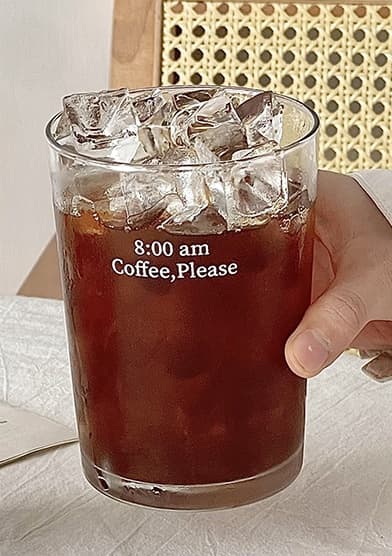 Glaskrus til iskaffe med tryk "8:00 am Coffee, Please"