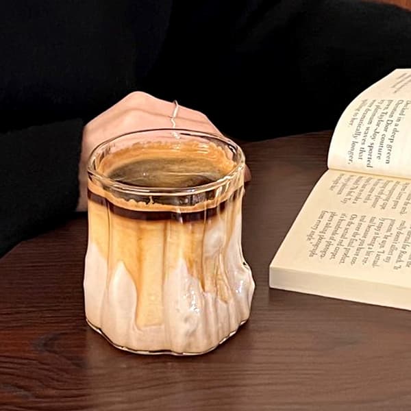 Fantastinen Fold-estetiikka! Läpinäkyvä lasimuki avaa uusia näkymiä juomille