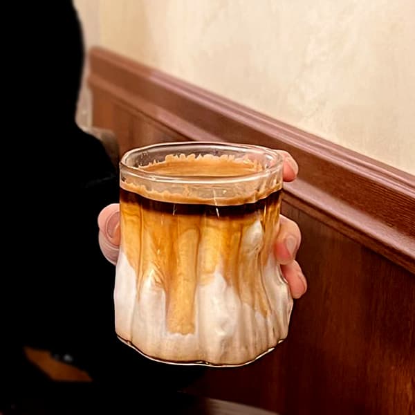 Fantastinen Fold-estetiikka! Läpinäkyvä lasimuki avaa uusia näkymiä juomille