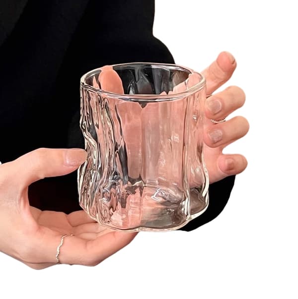Fantastisk fold-æstetik! Gennemsigtigt glaskrus åbner nye udsigter til drinks