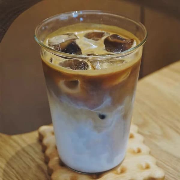 Gennemsigtigt glas til iste eller kaffe, perfekt til afkøling af drikkevarer