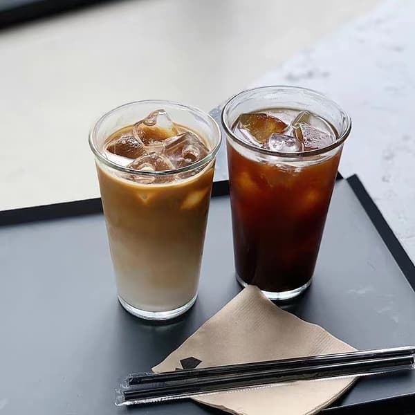 Gennemsigtigt glas til iste eller kaffe, perfekt til afkøling af drikkevarer