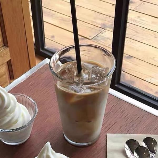 Gennemsigtigt glas til iste eller kaffe, perfekt til afkøling af drikkevarer