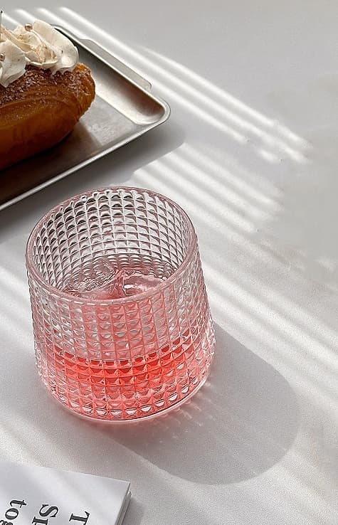 Dekorativt mønstret glas, elegant drikkeglas til hjemmet
