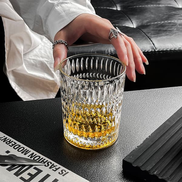 Sæt med to dekorerede glas, stilfulde drikkeglas med mønstre