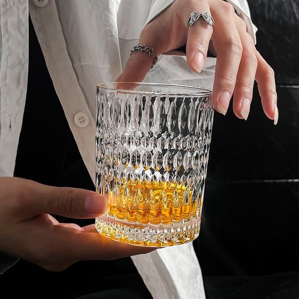 Sæt med to dekorerede glas, stilfulde drikkeglas med mønstre