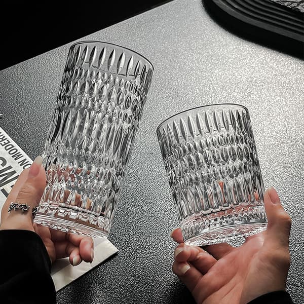 Sæt med to dekorerede glas, stilfulde drikkeglas med mønstre