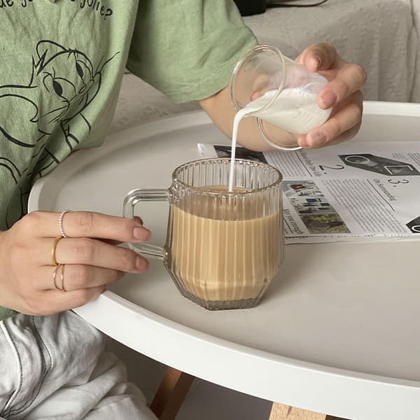 Lodret mønstret glas kaffekop med håndtag