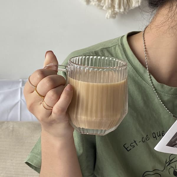 Lodret mønstret glas kaffekop med håndtag