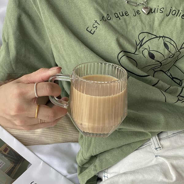 Lodret mønstret glas kaffekop med håndtag
