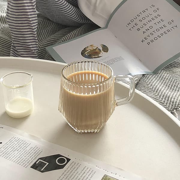 Lodret mønstret glas kaffekop med håndtag