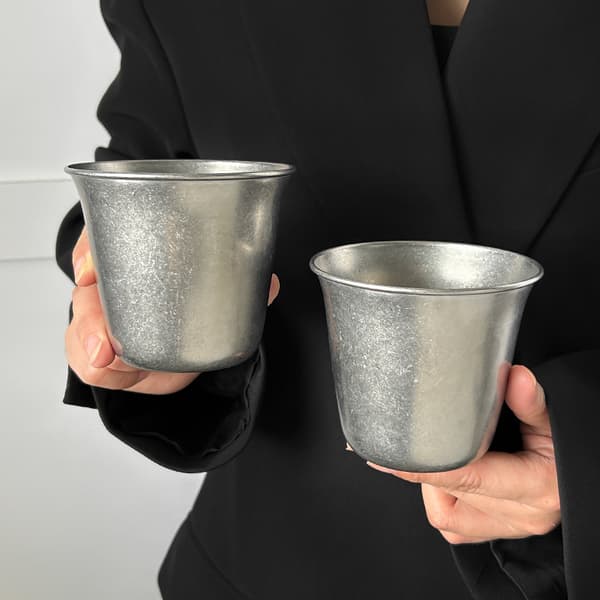 Retro teollinen metallinen vesikuppi