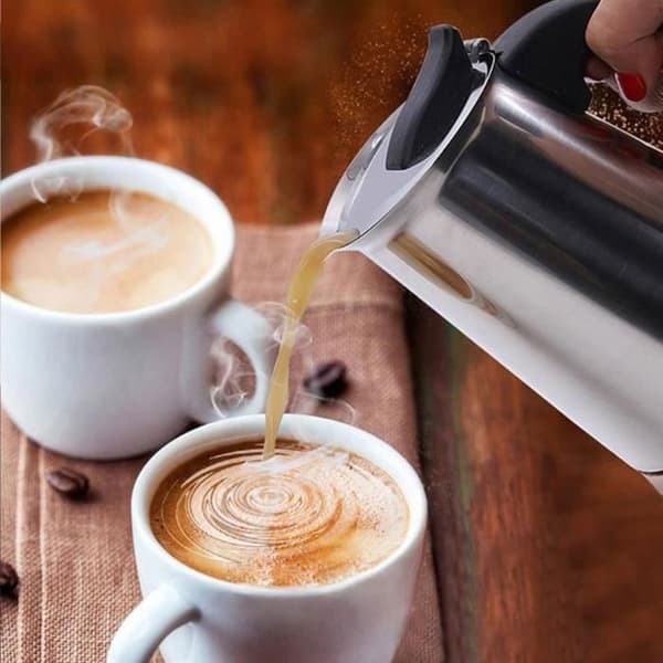 Kaffebryggare av italiensk typ med bönor, köksaccessoar för kaffe, te, café au lait, solid design, grå färg.