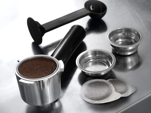 De'Longhi Dedica Style EC 685.M Semi-auto espressomaskine 1,1 L