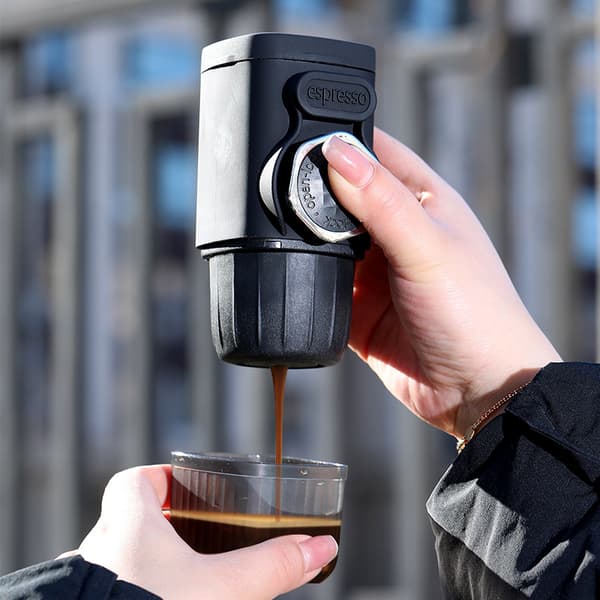 Kannettava käsinpuristettu kahvinkeitin ulkokäyttöön pienelle espressokeittimelle