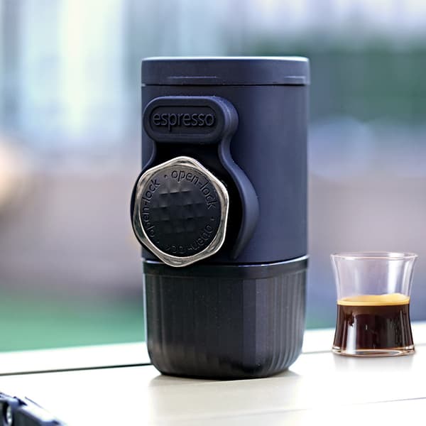 Kannettava käsinpuristettu kahvinkeitin ulkokäyttöön pienelle espressokeittimelle