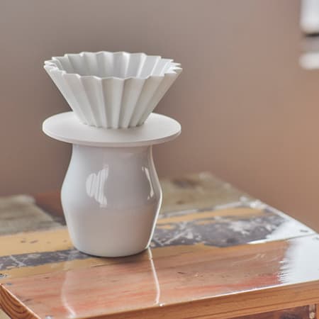 ORIGAMI - Hvid plast- og harpiksstativ med ringe
