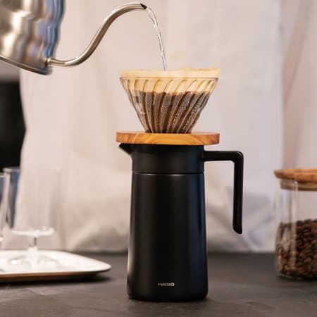 Hario - Lämpöpalvelin keraamisella pinnoitteella, musta, 600ml