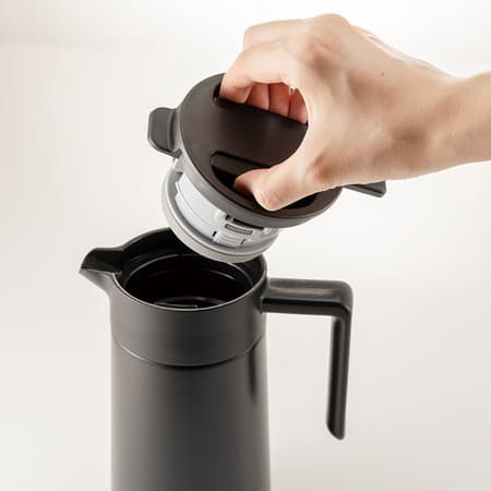 Hario - Lämpöpalvelin keraamisella pinnoitteella, musta, 600ml