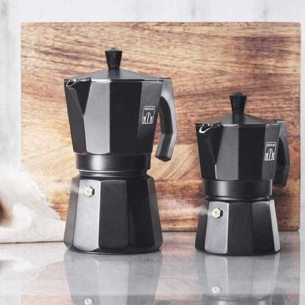 Italiensk kaffebryggare designad i svart aluminium som förbereder kaffe med bästa fyllighet och arom. Få din perfekta espresso