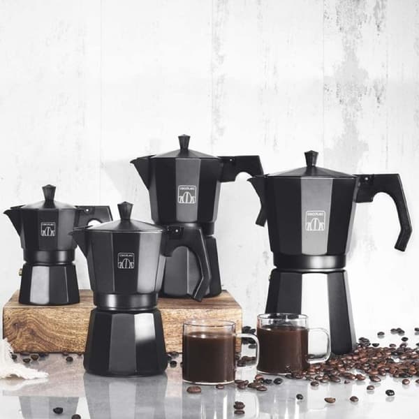 Italiensk kaffebryggare designad i svart aluminium som förbereder kaffe med bästa fyllighet och arom. Få din perfekta espresso