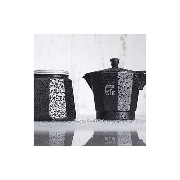 Italiensk kaffebryggare designad i svart aluminium som förbereder kaffe med bästa fyllighet och arom. Få din perfekta espresso