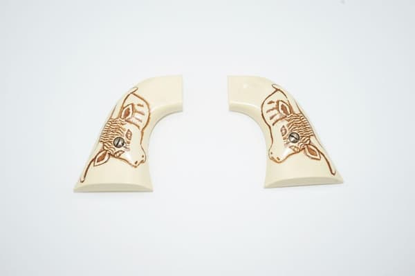 Colt grips - 8 CM - Imitation bone bull