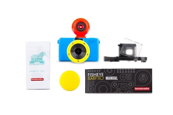 Lomography Fisheye Baby 110, kompakti filmikamera, 110 mm, mekaaninen, 1/100 s/sivu, sininen, punainen, keltainen