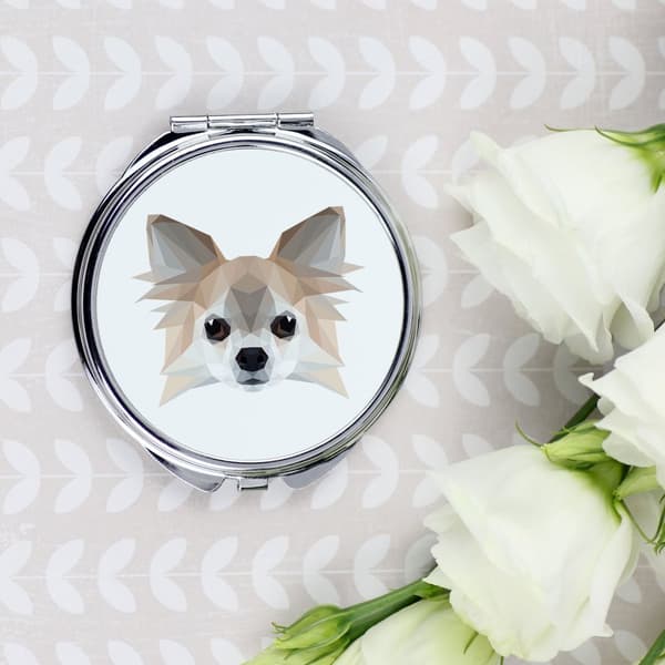 Langhåret Chihuahua - et spejl med et foto og en geometrisk inskription af Art-Dog