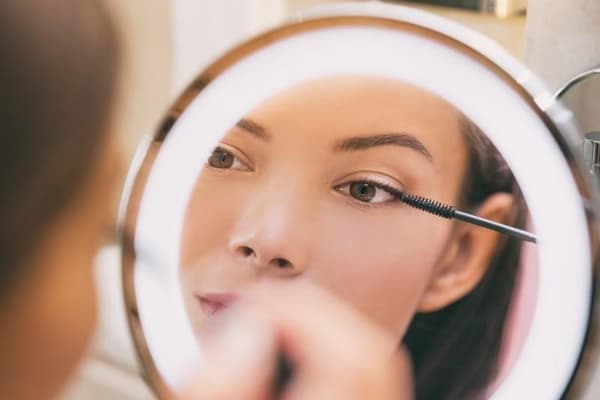 Elegant LED Makeup-spejl med 360° rotation & forstørrelse - Kromfinish
