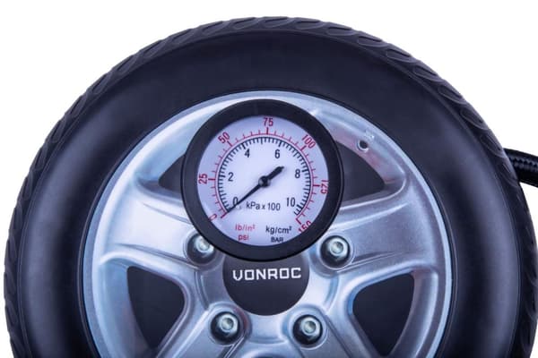 VONROC Minikompressor 12V | Med manometer – Inkl. 3 adaptrar