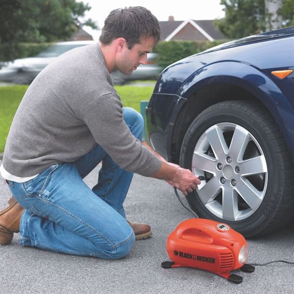 BLACK &amp; DECKER Kompressor 12 V 8,27 bar