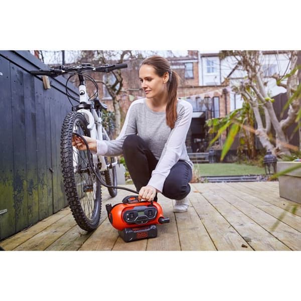 BLACK+DECKER Trådbunden eller trådlös inflator-kompressor 18V / 220V - 11 bar/160 PSI (levereras med 3 nålar) - BDCINF18N-QS
