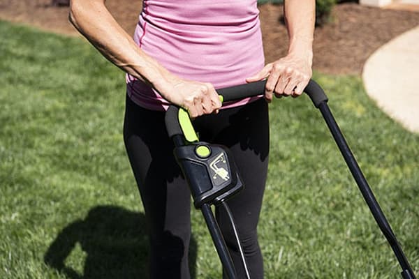 33 cm sladdlös gräsklippare Greenworks GD24LM33K4 - 2516107UB - laddare + 4Ah batterikit
