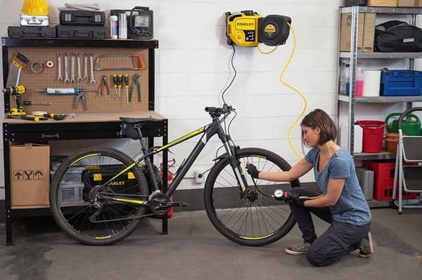 Stanley Kompressor - 8215400STN724 - WALLTECH Väggmonterad kompressor Gul