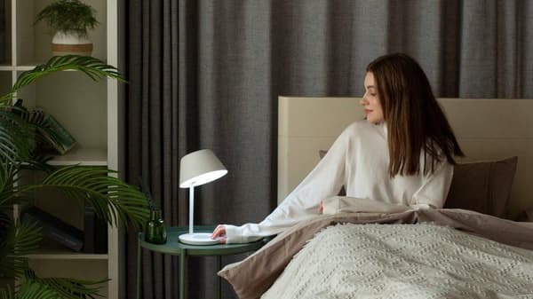 Yeelight Staria Pro smart nattlampa med trådlös laddare