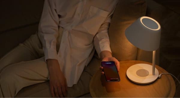 Yeelight Staria Pro smart nattlampa med trådlös laddare