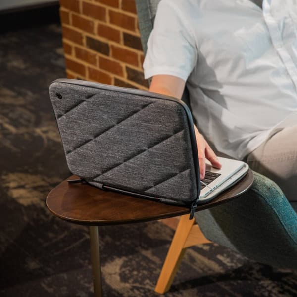 Twelve South SuitCase for MacBook Pro/Air 13" (M2) -suojatasku, harmaa