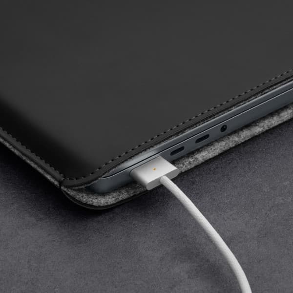 Woolnut Coated Sleeve - beskyttelseslomme til 16" MacBook Pro, sort