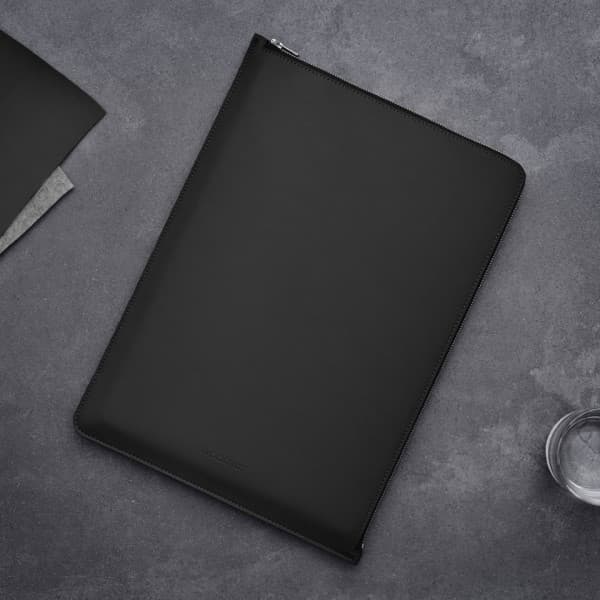 Woolnut Coated Folio -suojatasku 16" MacBook Pro, musta