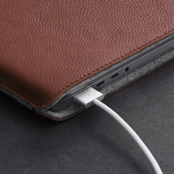 Woolnut Leather Sleeve - skyddsfodral till 16-tums MacBook Pro, konjak