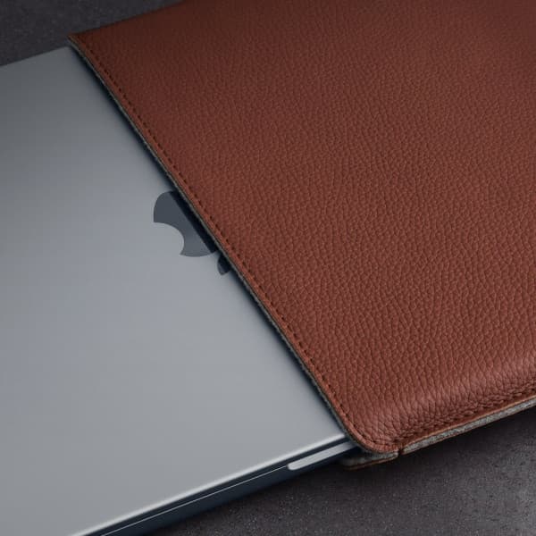 Woolnut Leather Sleeve - skyddsfodral till 16-tums MacBook Pro, konjak