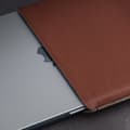 Miniatyrbild 7 av 9: Woolnut Leather Sleeve - skyddsfodral till 16-tums MacBook Pro, konjak