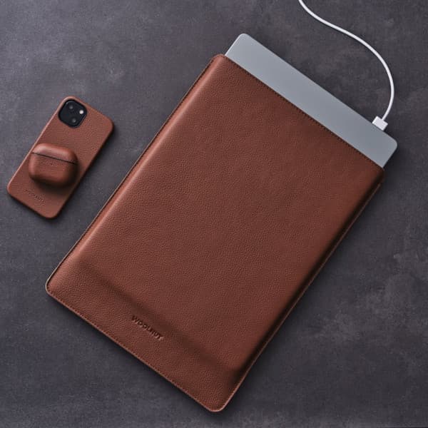 Woolnut Leather Sleeve - skyddsfodral till 16-tums MacBook Pro, konjak