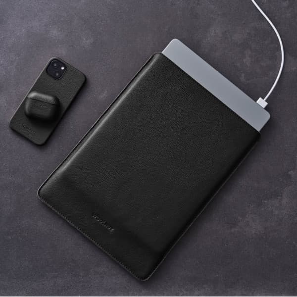 Woolnut Leather Sleeve -suojatasku 14" MacBook Pro, musta