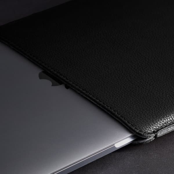 Woolnut Leather Sleeve -skyddsfodral för 13-tums MacBook Pro & Air, svart