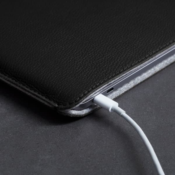Woolnut Leather Sleeve -skyddsfodral för 13-tums MacBook Pro & Air, svart