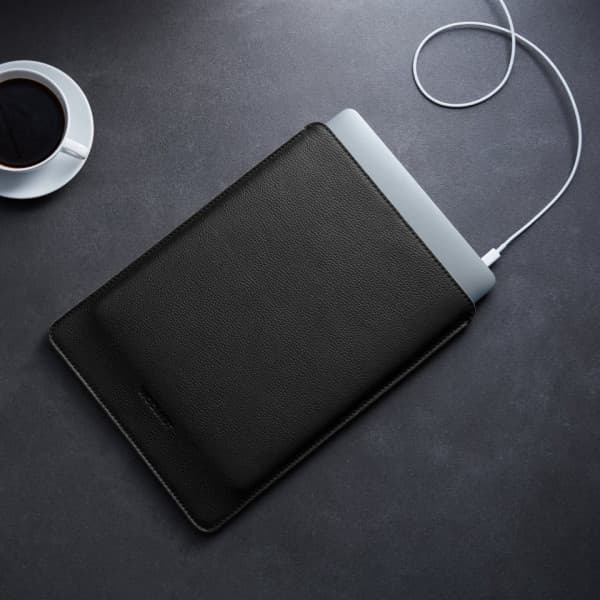 Woolnut Leather Sleeve -skyddsfodral för 13-tums MacBook Pro & Air, svart