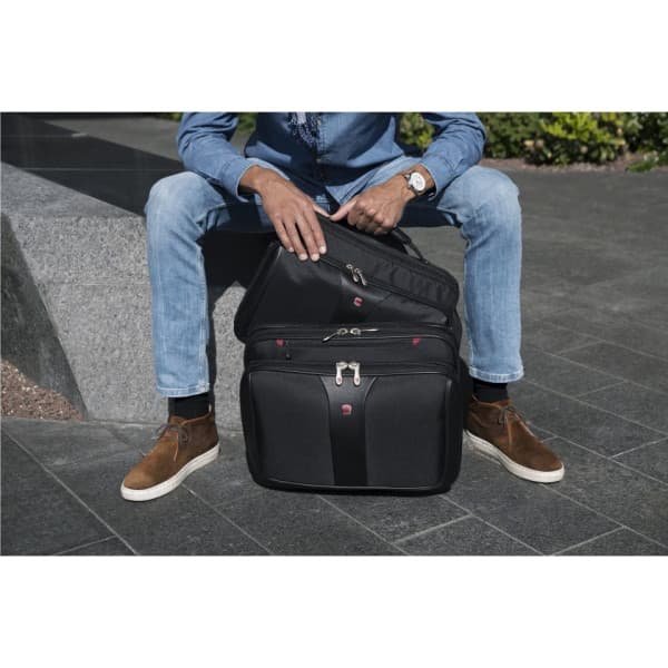 Wenger Patriot -laukkusetti 15,6"/17" laptoplle tietokoneelle, musta