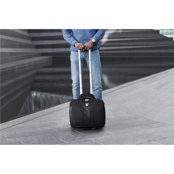 Wenger Patriot -laukkusetti 15,6"/17" laptoplle tietokoneelle, musta